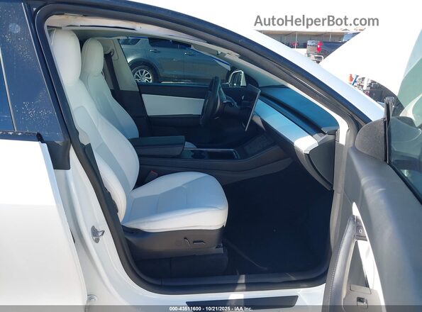 7SAYGDEE2NF362272 2022 TESLA MODEL Y White Vista interior delantera