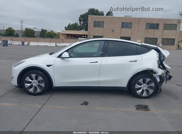7SAYGDEE3NF388511 2022 TESLA MODEL Y White 360 interior view