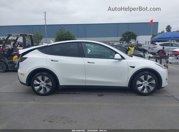 7SAYGDEE3NF388511 2022 TESLA MODEL Y White Rear interior view