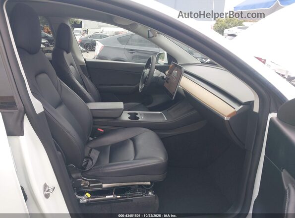 7SAYGDEE3NF388511 2022 TESLA MODEL Y White Front interior view
