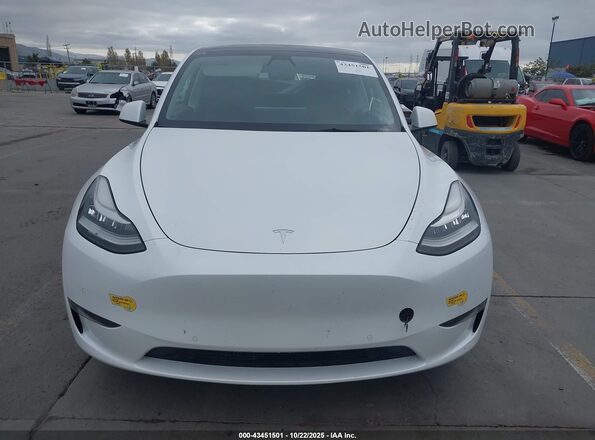 7SAYGDEE3NF388511 2022 TESLA MODEL Y White Instrument cluster view