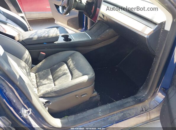 7SAYGDEE3RA307154 2024 TESLA MODEL Y Blue Front interior view
