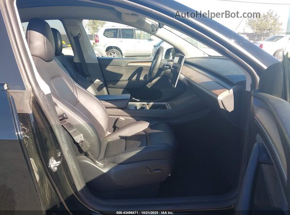 7SAYGDEE3RF983817 2024 TESLA MODEL Y Black Вид салону спереду