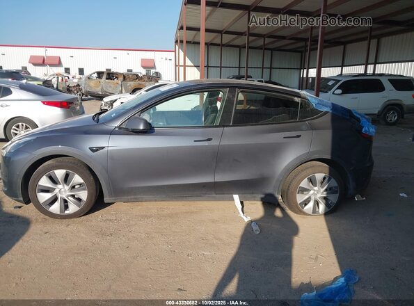 7SAYGDEE4NA004555 2022 TESLA MODEL Y Gray Widok wnętrza z tyłu