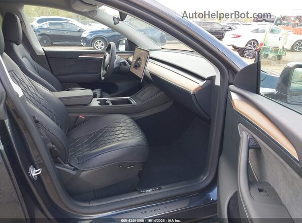 7SAYGDEE5RF031353 2024 TESLA MODEL Y Черный Вид салона спереди