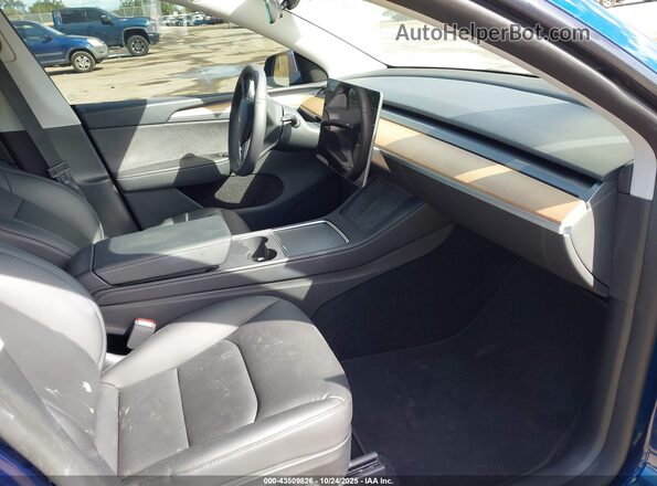 7SAYGDEE7RA265684 2024 TESLA MODEL Y Синий Вид салона спереди