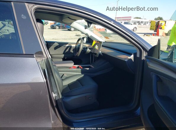 7SAYGDEE7RA294540 2024 TESLA MODEL Y Gray წინა სალონის ხედი