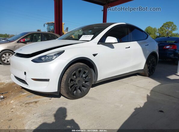 7SAYGDEE8NA021164 2022 TESLA MODEL Y White Առջևի ձախ երեք քառորդ տեսարան