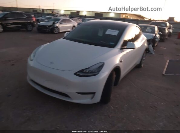 7SAYGDEE8NF357061 2022 TESLA MODEL Y White წინა მარცხენა ხედი სამი მეოთხედიდან