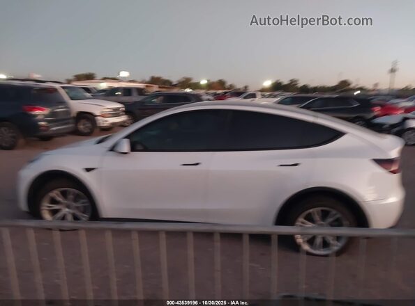 7SAYGDEE8NF357061 2022 TESLA MODEL Y White სალონის 360-გრადუსიანი ხედი