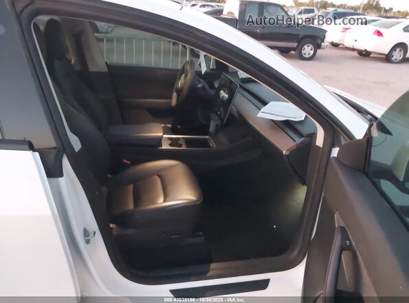 7SAYGDEE8NF357061 2022 TESLA MODEL Y White წინა სალონის ხედი