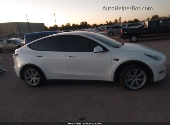 7SAYGDEE8NF357061 2022 TESLA MODEL Y White უკანა სალონის ხედი