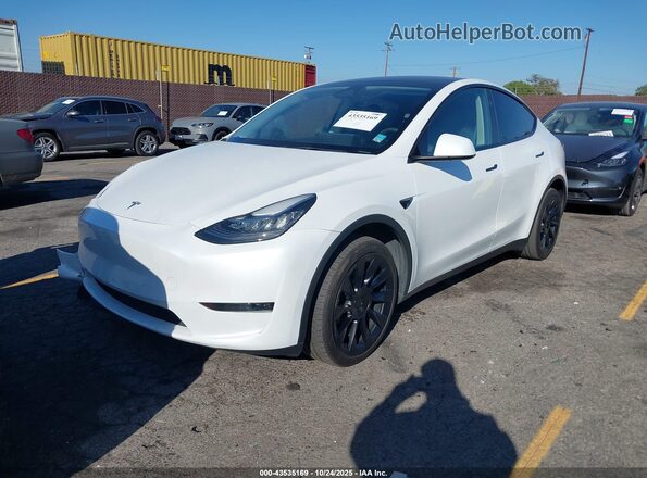 7SAYGDEE8PA145812 2023 TESLA MODEL Y White Передня ліва чверть