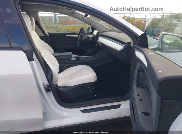 7SAYGDEE8SF295138 2025 TESLA MODEL Y White Սալոնի դիմացի տեսք