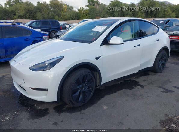7SAYGDEE8SF295138 2025 TESLA MODEL Y White Առջևի ձախ երեք քառորդ տեսարան
