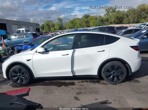 7SAYGDEE8SF295138 2025 TESLA MODEL Y White Սալոնի հետևի տեսք