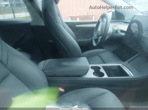 7SAYGDEE9RA275956 2024 TESLA MODEL Y Серый Вид салона спереди
