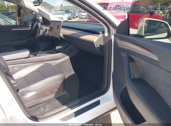 7SAYGDEF0NF574757 2022 TESLA MODEL Y White Widok wnętrza z przodu
