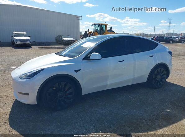7SAYGDEF0NF574757 2022 TESLA MODEL Y White Widok wnętrza z tyłu