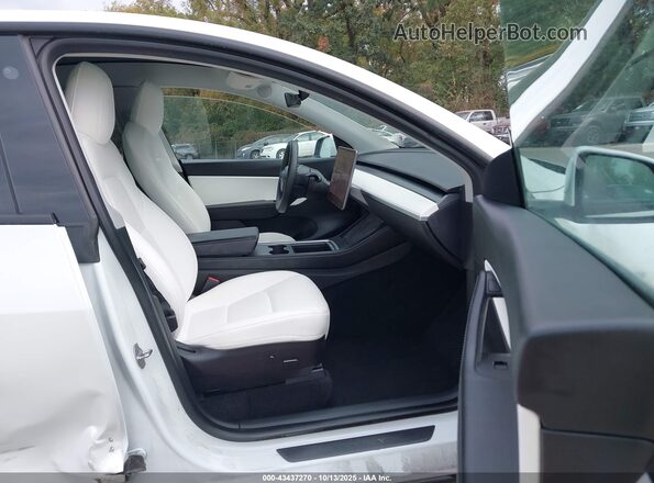 7SAYGDEF1NF339915 2022 TESLA MODEL Y White Вид салону спереду
