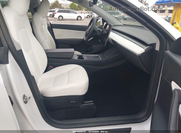 7SAYGDEF1NF406965 2022 TESLA MODEL Y White Вид салону спереду