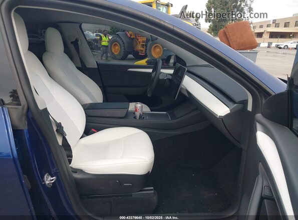 7SAYGDEF2NF524037 2022 TESLA MODEL Y Blue Front interior view