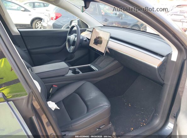 7SAYGDEF4NF461944 2022 TESLA MODEL Y Gray წინა სალონის ხედი