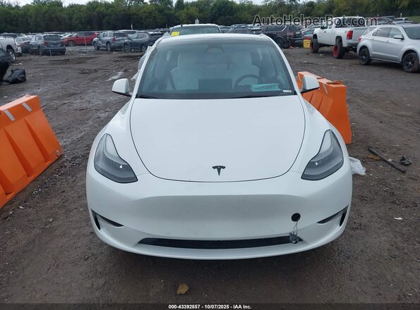 7SAYGDEF6NF516748 2022 TESLA MODEL Y White ხელსაწყოთა პანელის ხედი