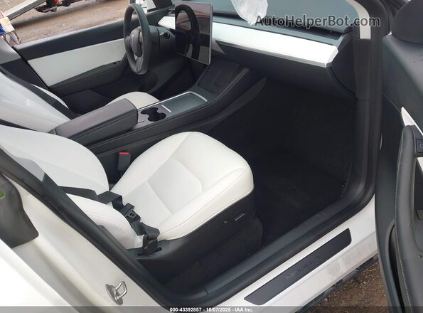7SAYGDEF6NF516748 2022 TESLA MODEL Y White წინა სალონის ხედი