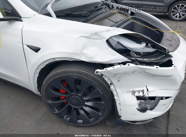 7SAYGDEF6RF112421 2024 TESLA MODEL Y White Vista frontal