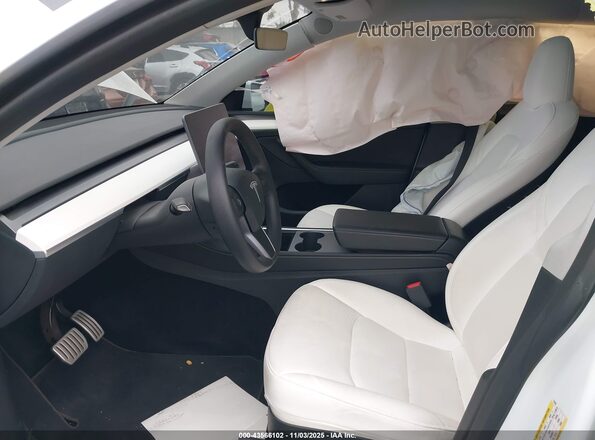 7SAYGDEF6RF112421 2024 TESLA MODEL Y White Vista interior delantera