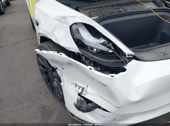 7SAYGDEF6RF112421 2024 TESLA MODEL Y White Vista del salpicadero