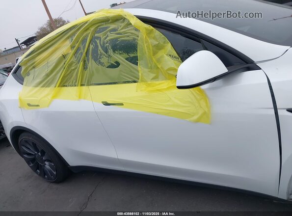 7SAYGDEF6RF112421 2024 TESLA MODEL Y White Vista interior trasera