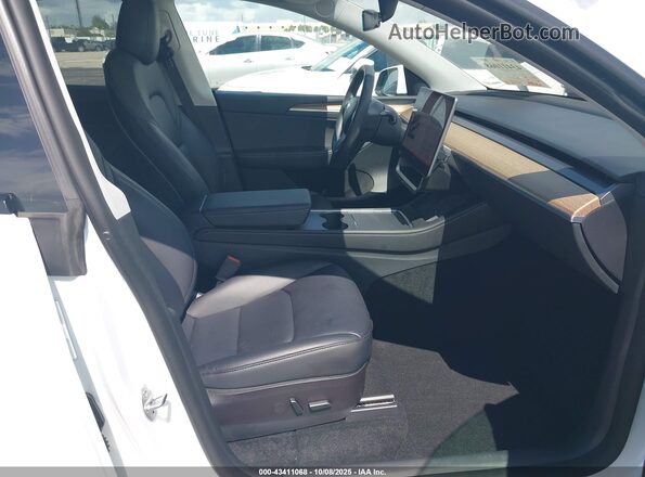 7SAYGDEF8NF569418 2022 TESLA MODEL Y White Front interior view