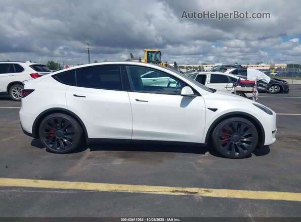 7SAYGDEF8NF569418 2022 TESLA MODEL Y White 360 interior view