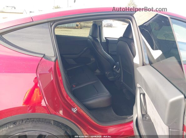 7SAYGDEF9RF079267 2024 TESLA MODEL Y Red Rear seats view