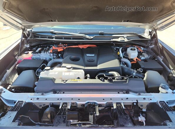 7SVAAABA2RX035422 2024 TOYOTA SEQUOIA Silver Widok komory silnika