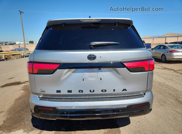 7SVAAABA2RX035422 2024 TOYOTA SEQUOIA Silver Widok z tyłu