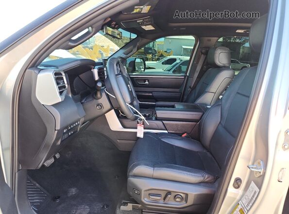 7SVAAABA2RX035422 2024 TOYOTA SEQUOIA Silver Widok wnętrza z przodu