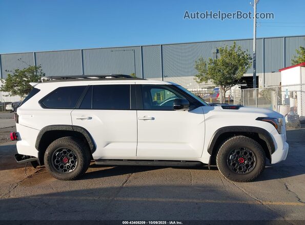 7SVAAABA5SX069148 2025 TOYOTA SEQUOIA Белый Вид задней части салона