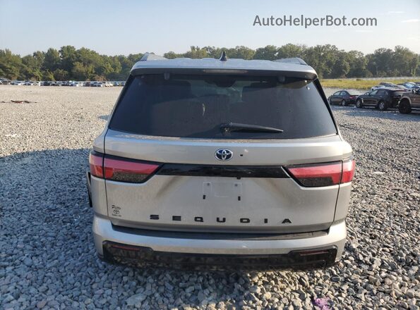 7SVAAABA6PX015901 2023 TOYOTA SEQUOIA Серебряный Вид сзади