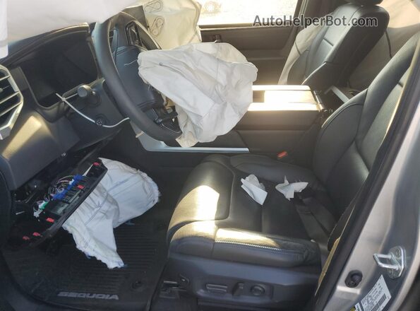 7SVAAABA6PX015901 2023 TOYOTA SEQUOIA Серебряный Вид салона спереди