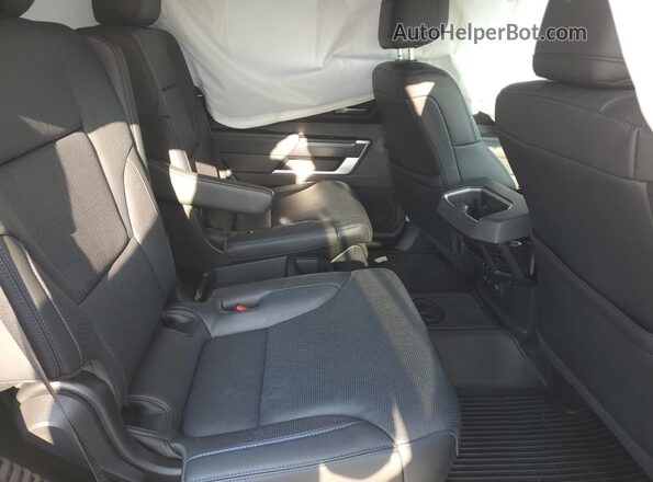 7SVAAABA6PX015901 2023 TOYOTA SEQUOIA Серебряный Вид задней части салона