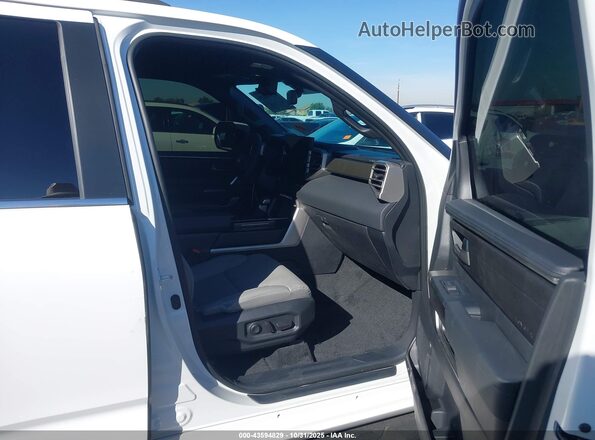 7SVAAABA6SX072253 2025 TOYOTA SEQUOIA White Widok wnętrza z przodu