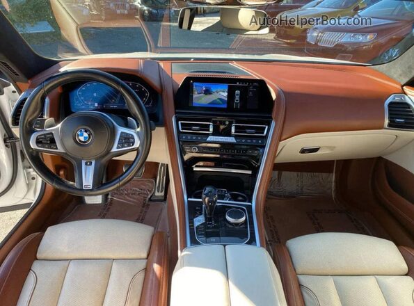 WBAGV8C01MCG76388 2021 BMW M8 White Vista del salpicadero