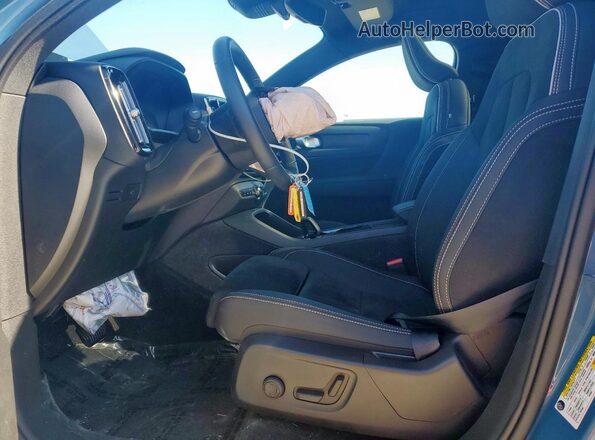YV4ED3GL0P2057824 2023 VOLVO C40 Синий Вид панели приборов