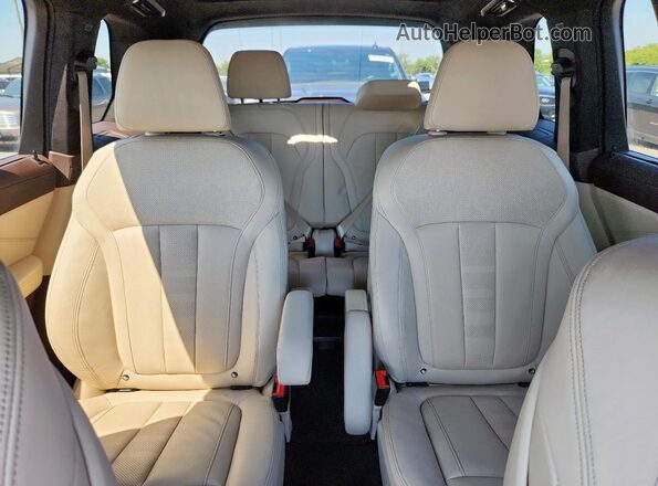 5UXCX4C52KLS37502 2019 BMW X7 White უკანა სალონის ხედი
