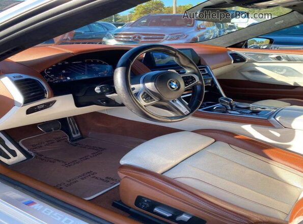 WBAGV8C01MCG76388 2021 BMW M8 White Vista interior delantera
