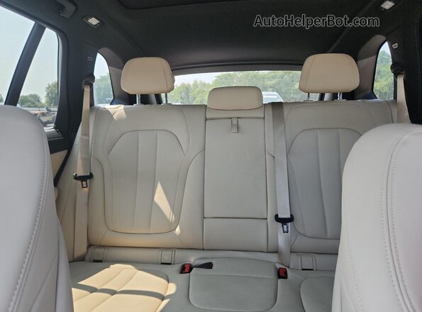 5UXCR6C00L9C65486 2020 BMW X5 White Вид задньої частини салону