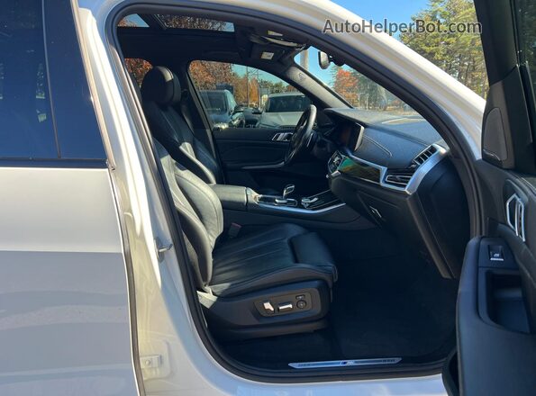 5UXCR4C01LLW64024 2020 BMW X5 White Вид ззаду